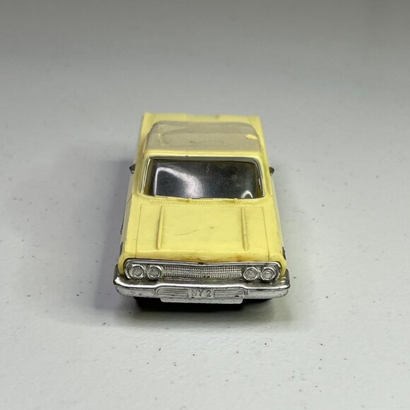 Vintage Ideal 1966 Chevy Impala Plastic Model Car Yellow - Damaged Roof - Picture 2 of 11